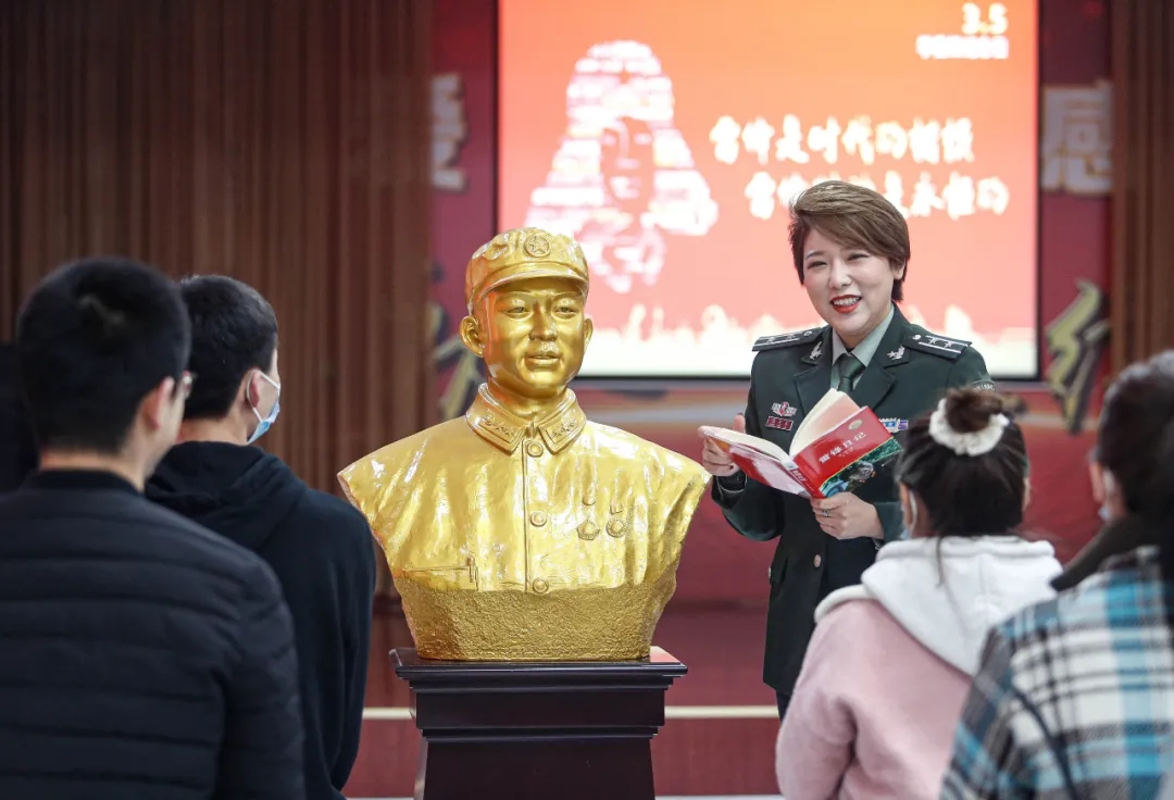 进企业观雷锋学堂 讲奉献展企业风采