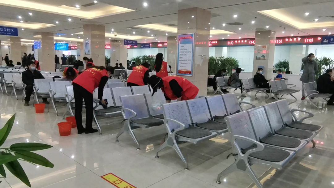 浑南区开展“清洁沈阳?志愿者在行动”清洁城市窗口活动