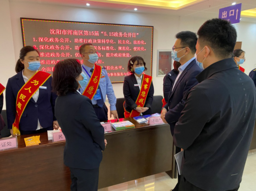 区社服中心开展“政务公开日”活动