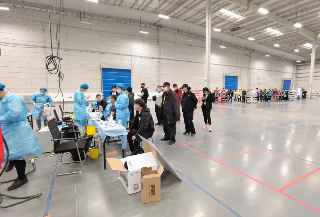 东湖街道：政企携手开辟疫苗接种“绿色通道”