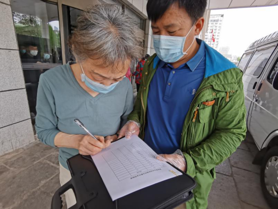 综保区桃仙管委会:慰问重病老党员 传递温情送爱心