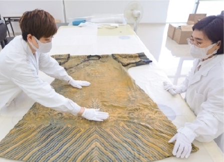 辽博14个月唤醒清代百年丝袍“颜值巅峰”