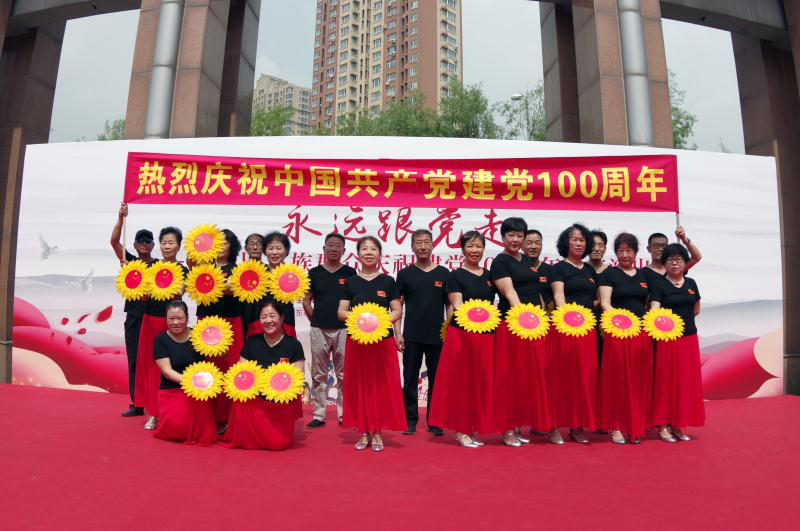 世纪新城社区举办庆七一文艺汇演活动