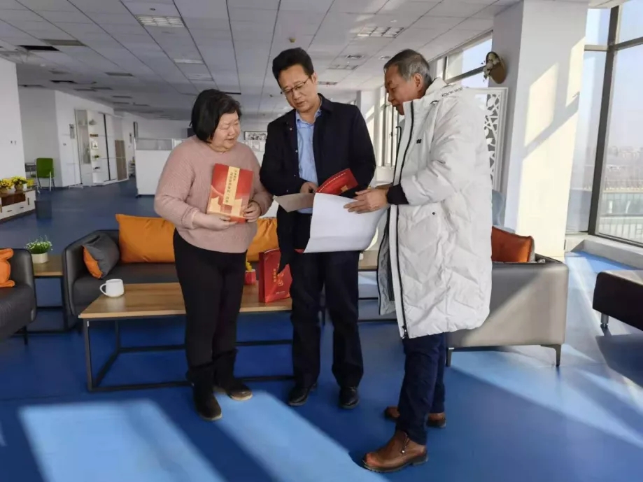 区营商局：送政策 送服务 立承诺 千家企业获赠“新春大礼包”