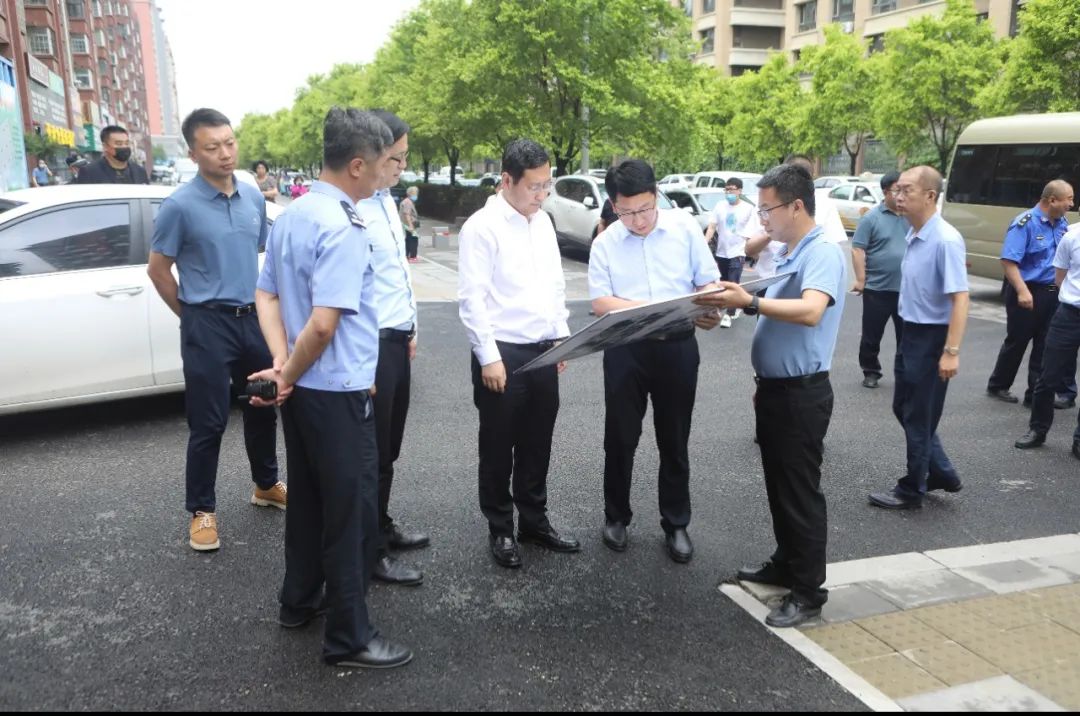 区委书记闫占峰调研我区文明城市创建工作