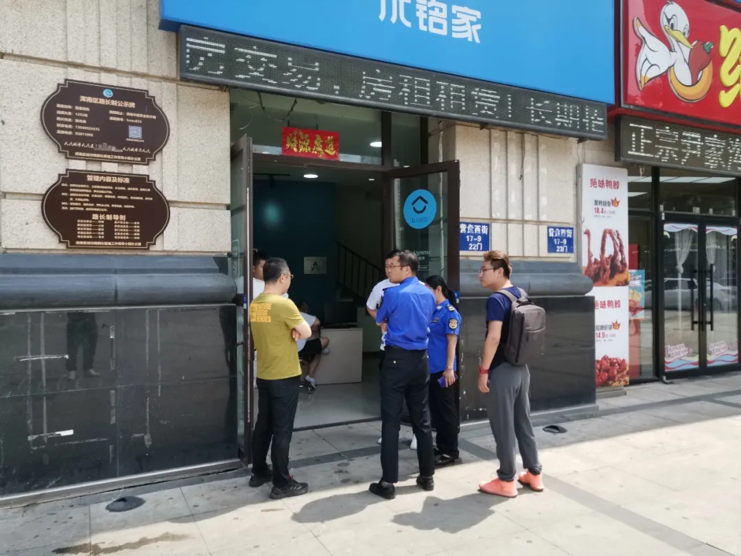 【创卫动态】五三街道开展沿街商铺整治行动