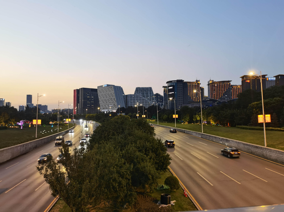 红色元素扮靓大街小巷喜迎辉煌百年