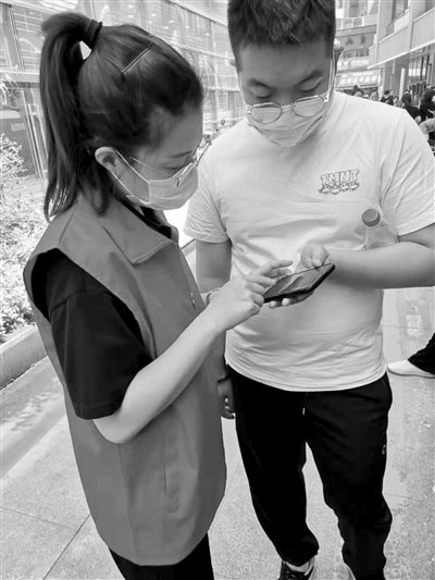 在疫苗接种现场 他们就是“奥利给”