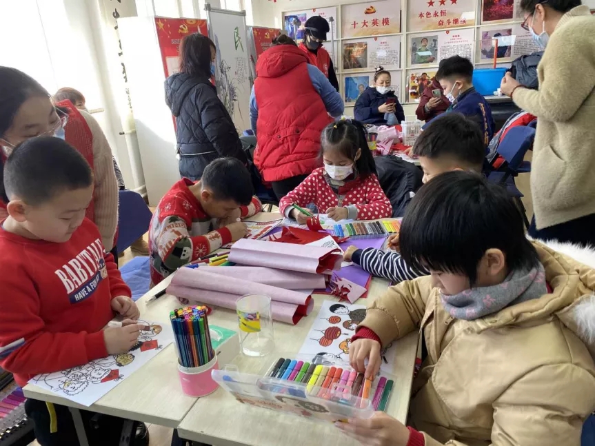 【深入践行“两邻”理念】世纪新城社区开展“瑞虎呈祥过新年 手工绘画庆新...