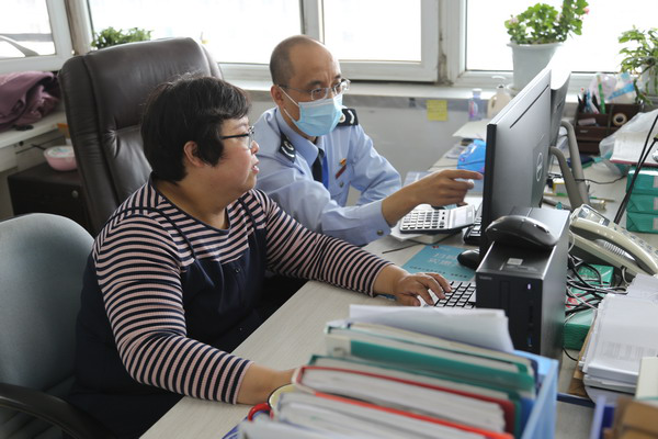 沈阳高新区税务局深入企业开展“十税合并”申报上门辅导活动