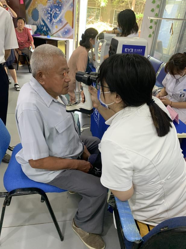 【深入践行“两邻”理念】李相街道金水湾社区眼科义诊活动