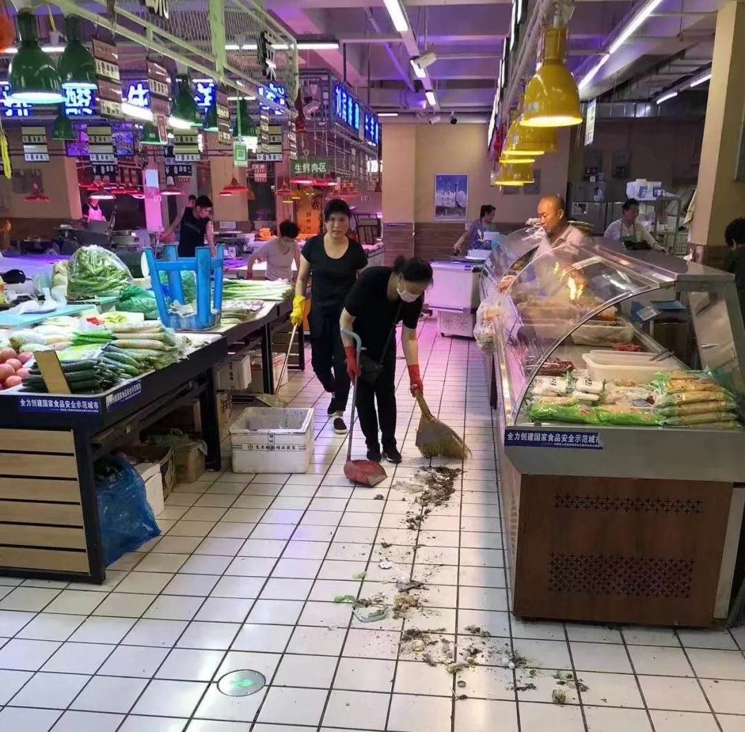 区市场局开展农贸市场卫生大清扫活动