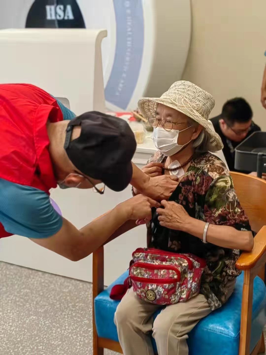 区文明办开展“弘扬中医‘贴’近邻里”社区服务活动