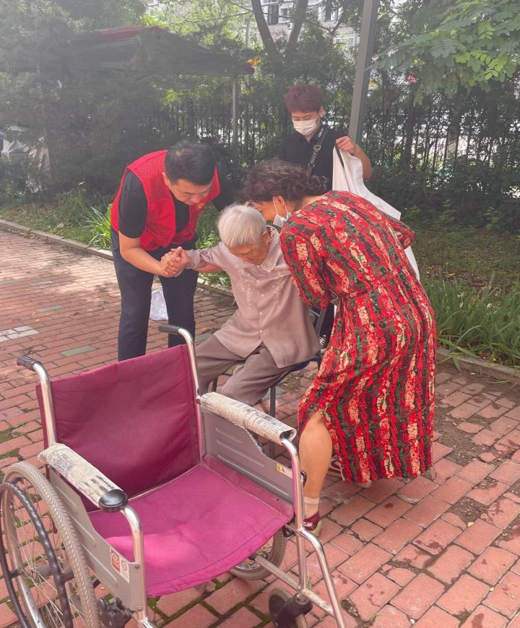 五三街道开展“两邻送清爽 旧貌换新颜”剪发志愿服务活动