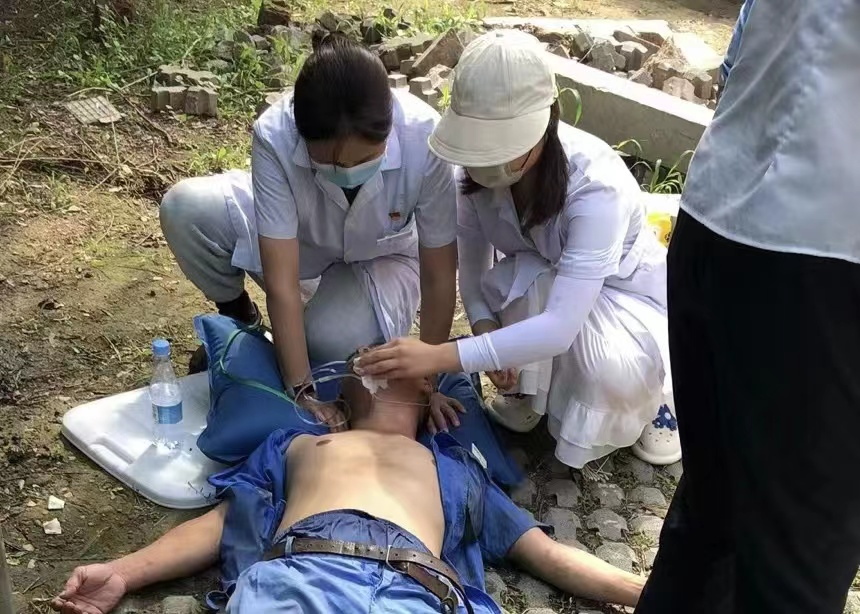 萍水相遇 “大白”救人