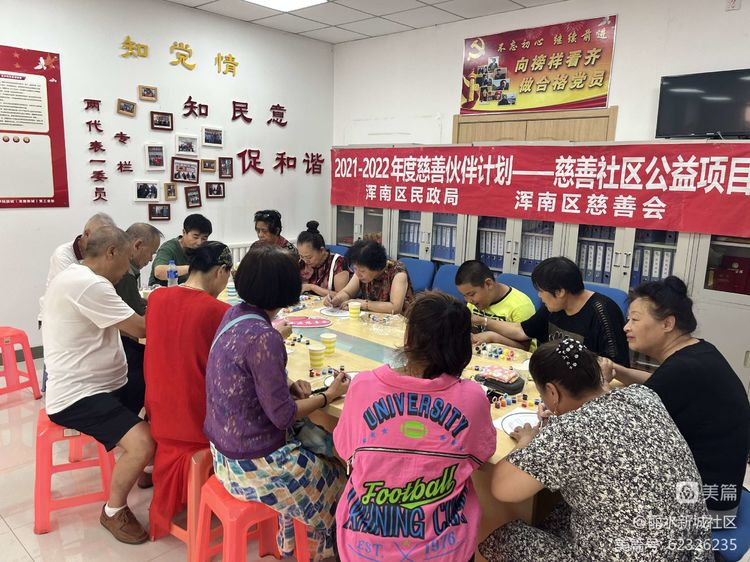 丽水新城社区开展“巧手绘扇 善行相伴”活动