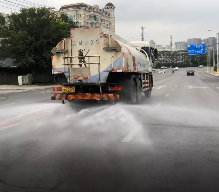 【创卫动态】区环卫绿化管护中心开展“三清一治”及精细化作业整治行动