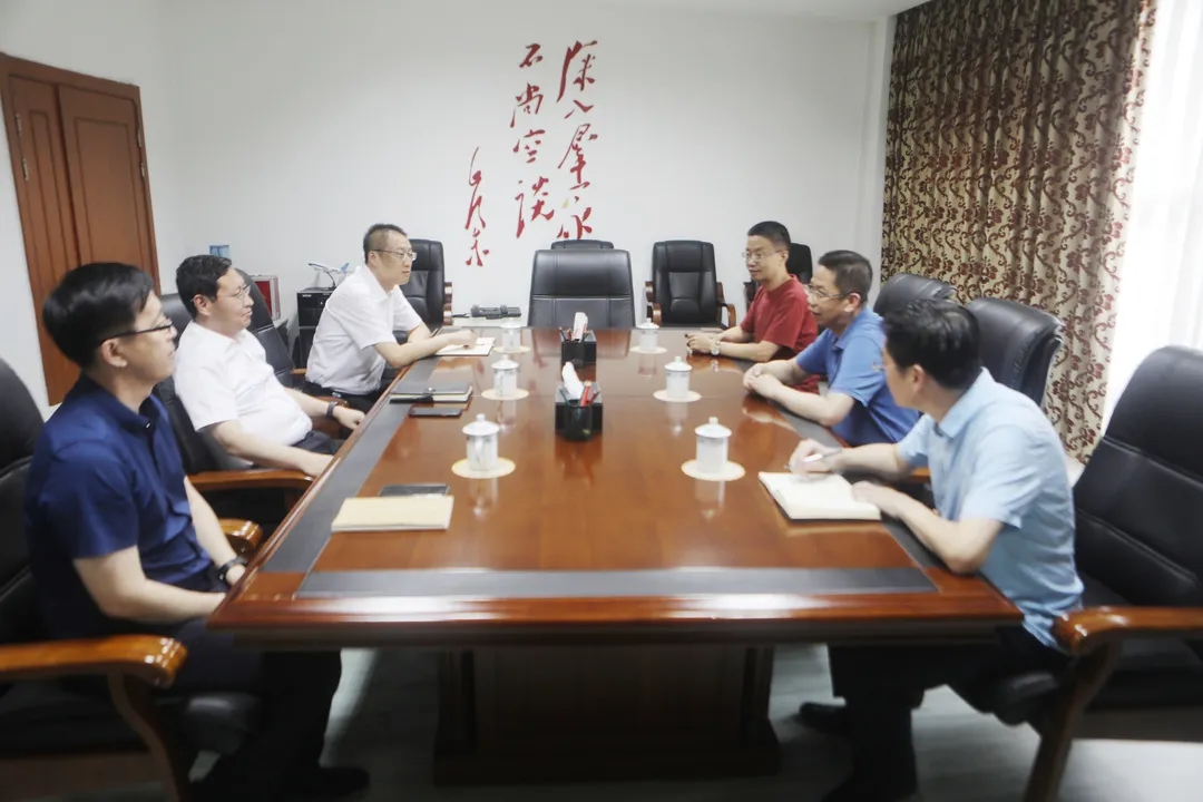 区委书记闫占峰会见新华社辽宁分社社长曹智