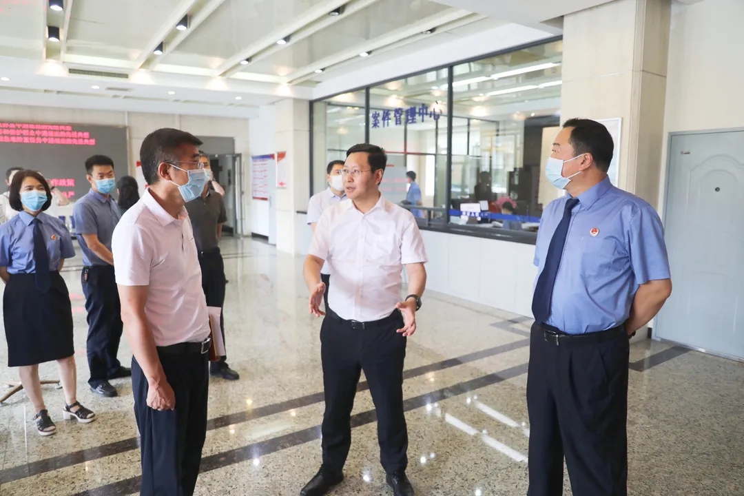 区委书记闫占峰到法院和检察院进行工作调研
