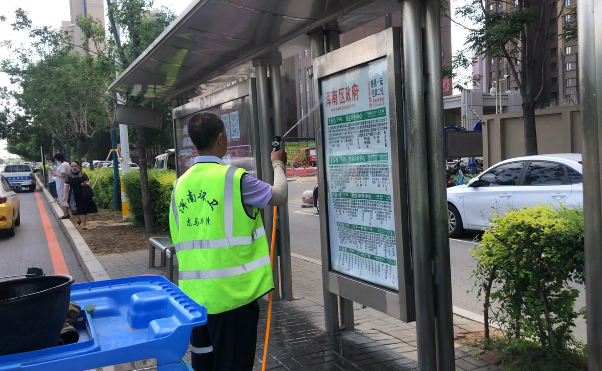 【创卫动态】区环卫绿化管护中心开展深度保洁提升市容环境