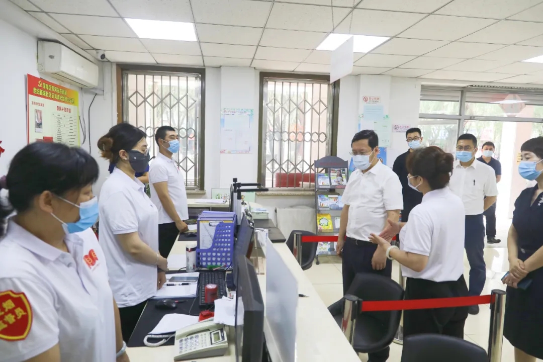 区委书记闫占峰到浑河站东街道进行工作调研