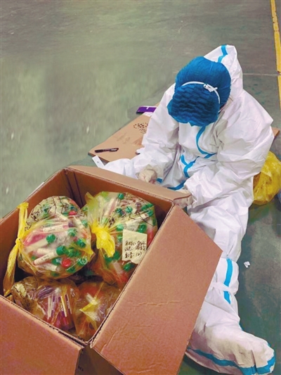 医护人员“变身记” 居家隔离人员需检测核酸 采样分队连夜奋战 近5000名员...