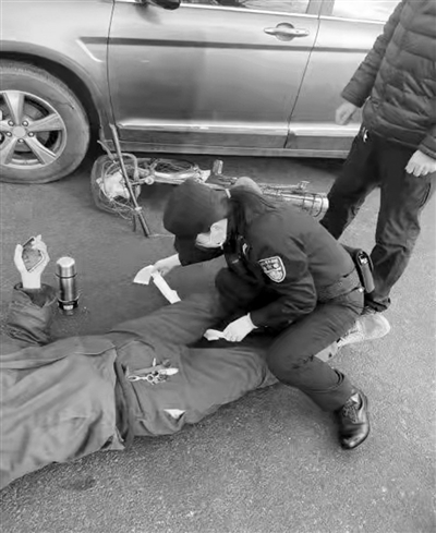 车祸中 男子受伤倒地 浑南分局两名辅警伸出援手