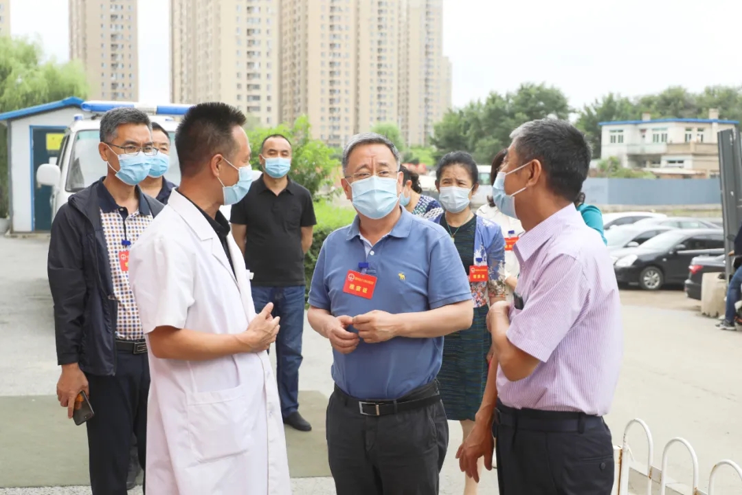 区人大常委会主任金光熙视察城乡社区公共卫生工作