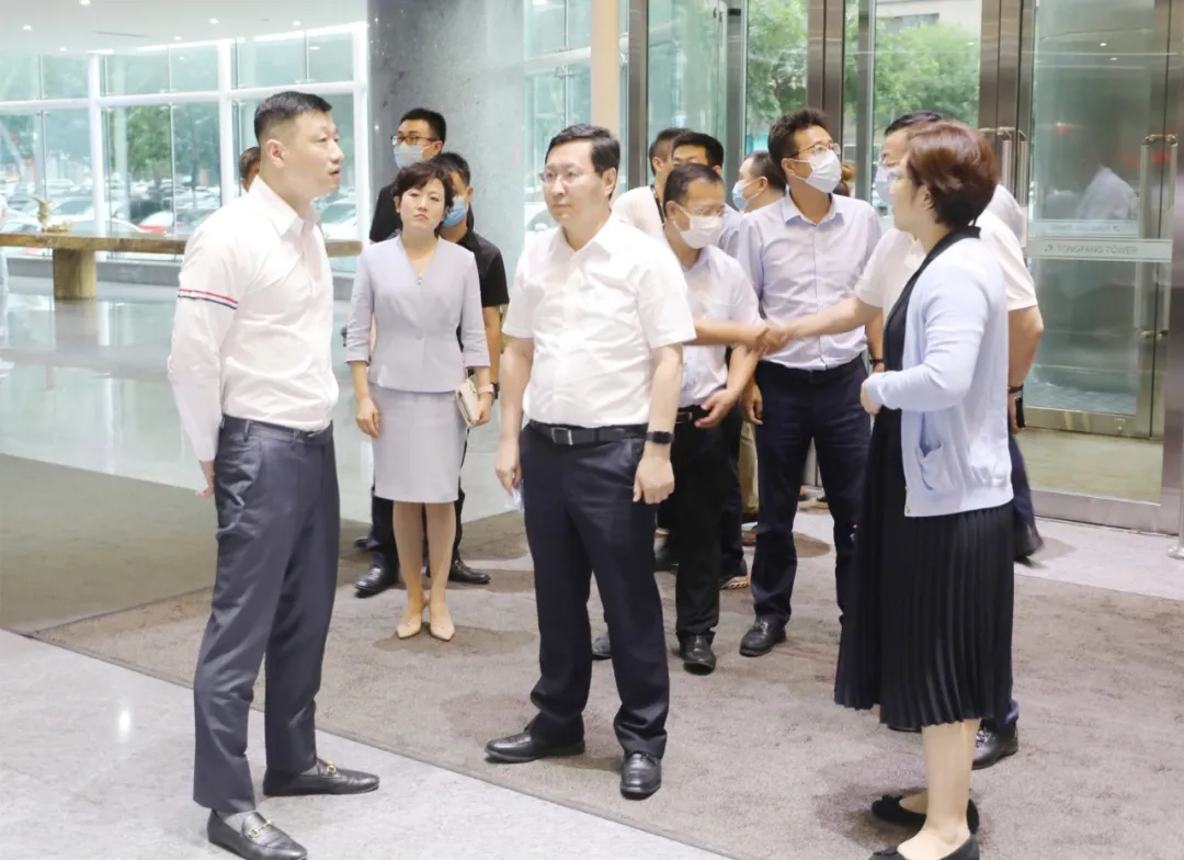 区委书记闫占峰调研楼宇经济发展情况