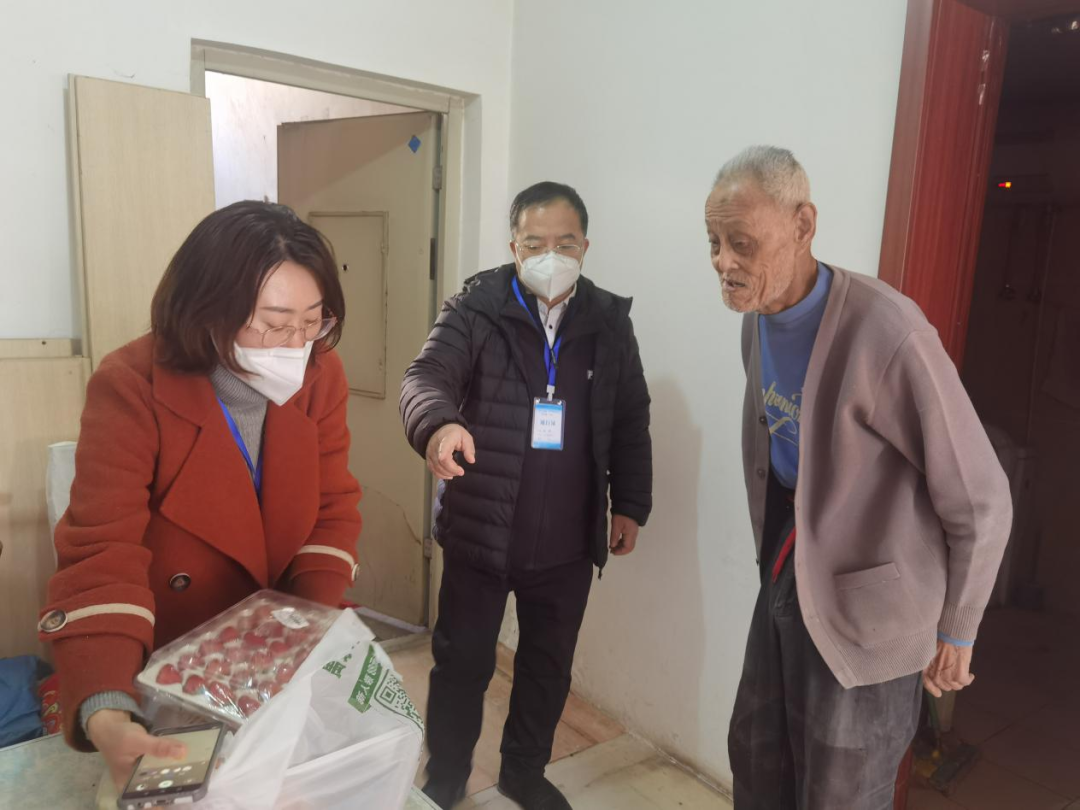 给管控区内的百岁老人当临时子女