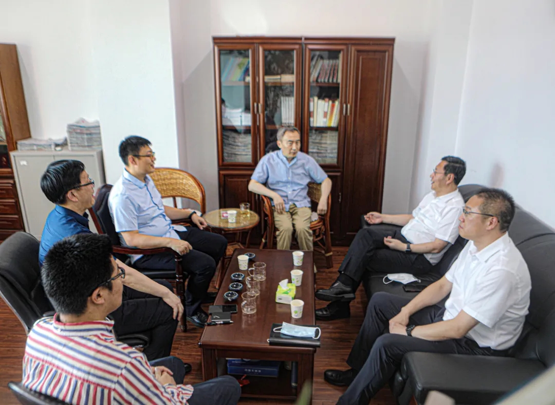 区委书记闫占峰拜访光明日报、经济日报辽宁记者站