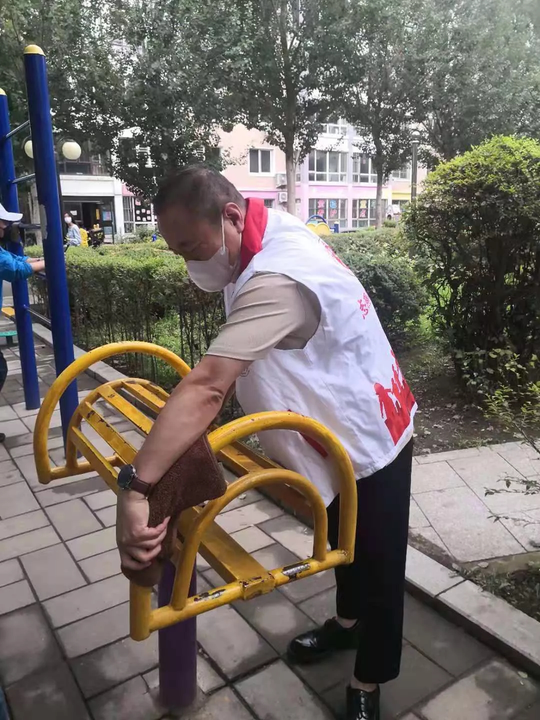 【创卫动态】区房产局开展环境整治志愿服务