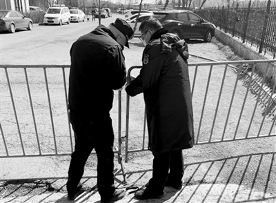 凌晨接到封控任务 肩挑背扛运装铁马 浑南“执法蓝”轻作业 只为不扰居民清梦