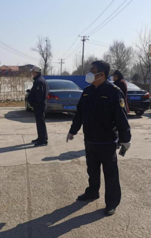 寸步不退！ 两个人的坚守