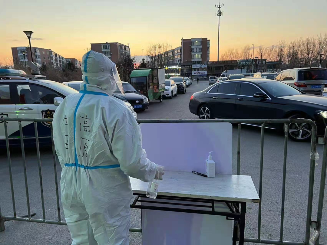 “我能站起来！”“倔强的”90后社工受伤不下火线