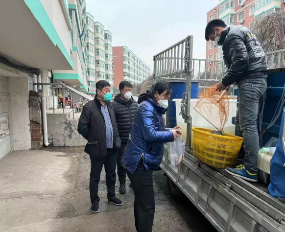 他“自掏腰包”解决封控区卖不出去的鱼