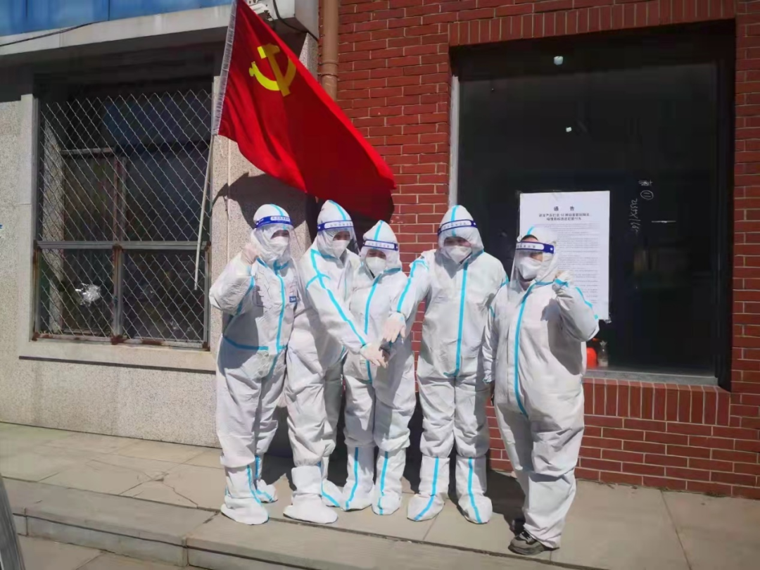 同心协力！这个学校80多名教师志愿者筑牢“红色屏障”