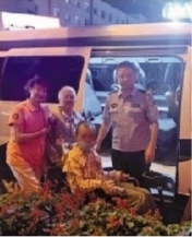 路遇轮椅智障男徘徊 他开车30公里送回