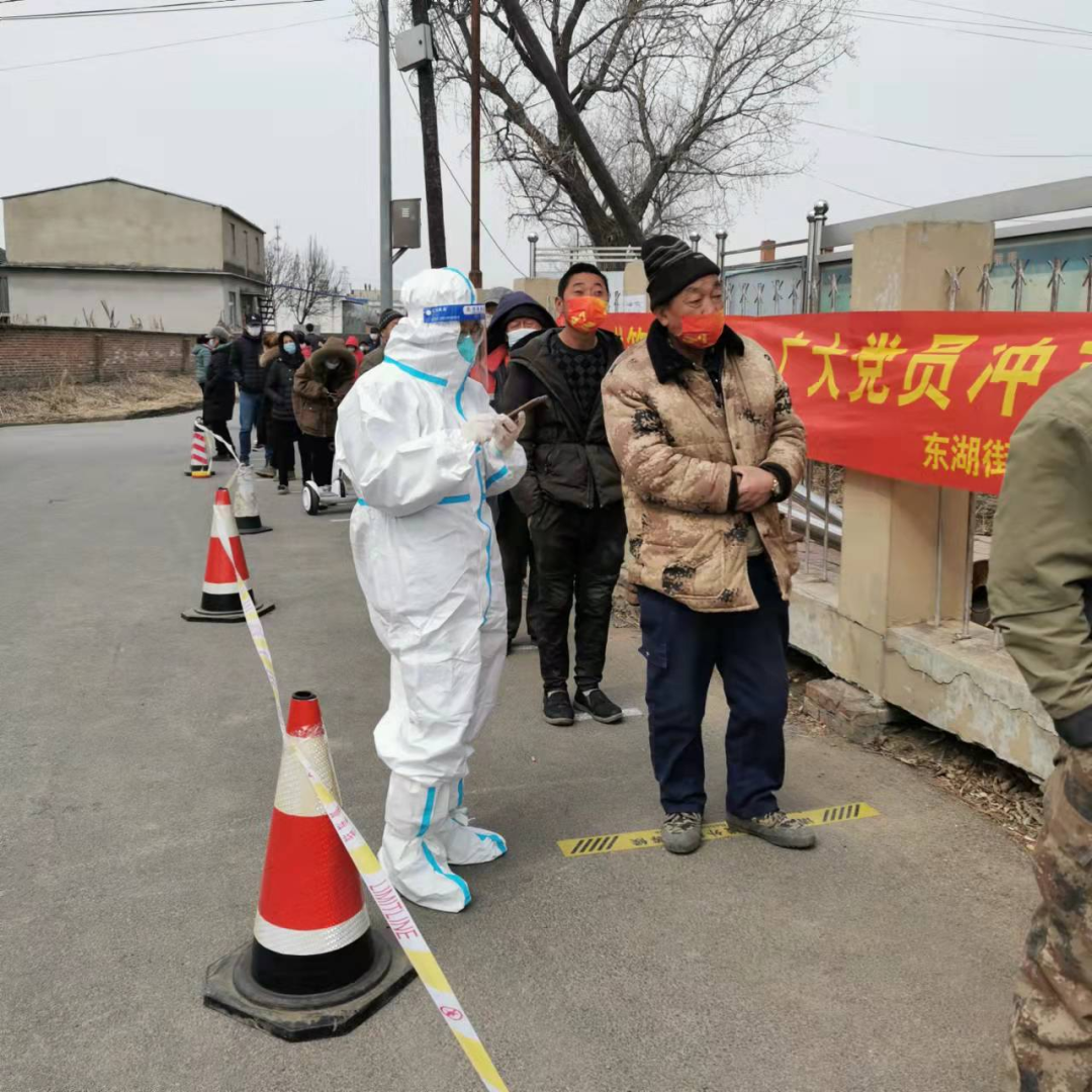 披星戴月守护家园 戮力同心提升经济