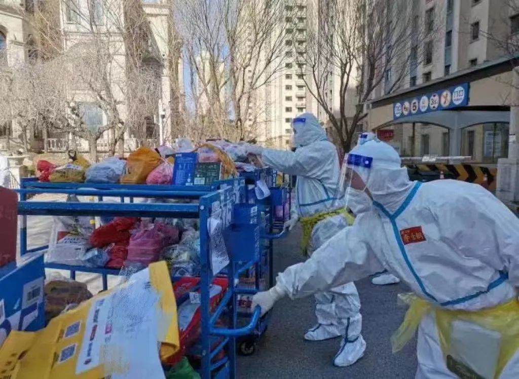 封控社区里的“教师大白”