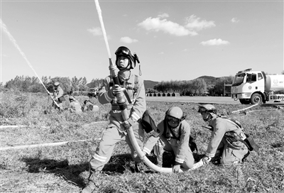 先进消防装备亮相森林火灾实战演练