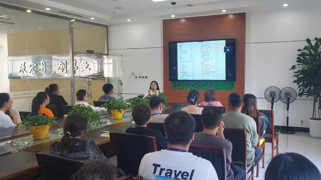 区妇联深入企业开展妇女职工关爱行动