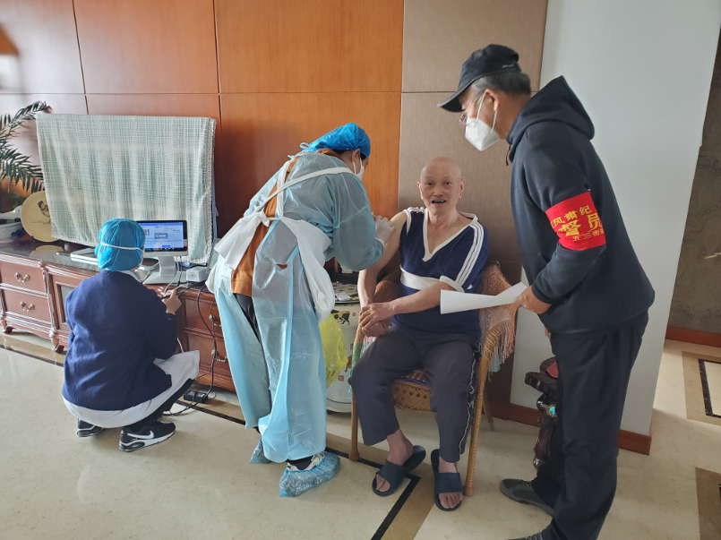 社区志愿者助力疫苗接种有序进行