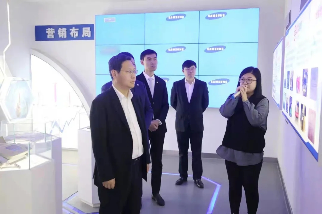 区委书记闫占峰到东湖街道进行工作调研