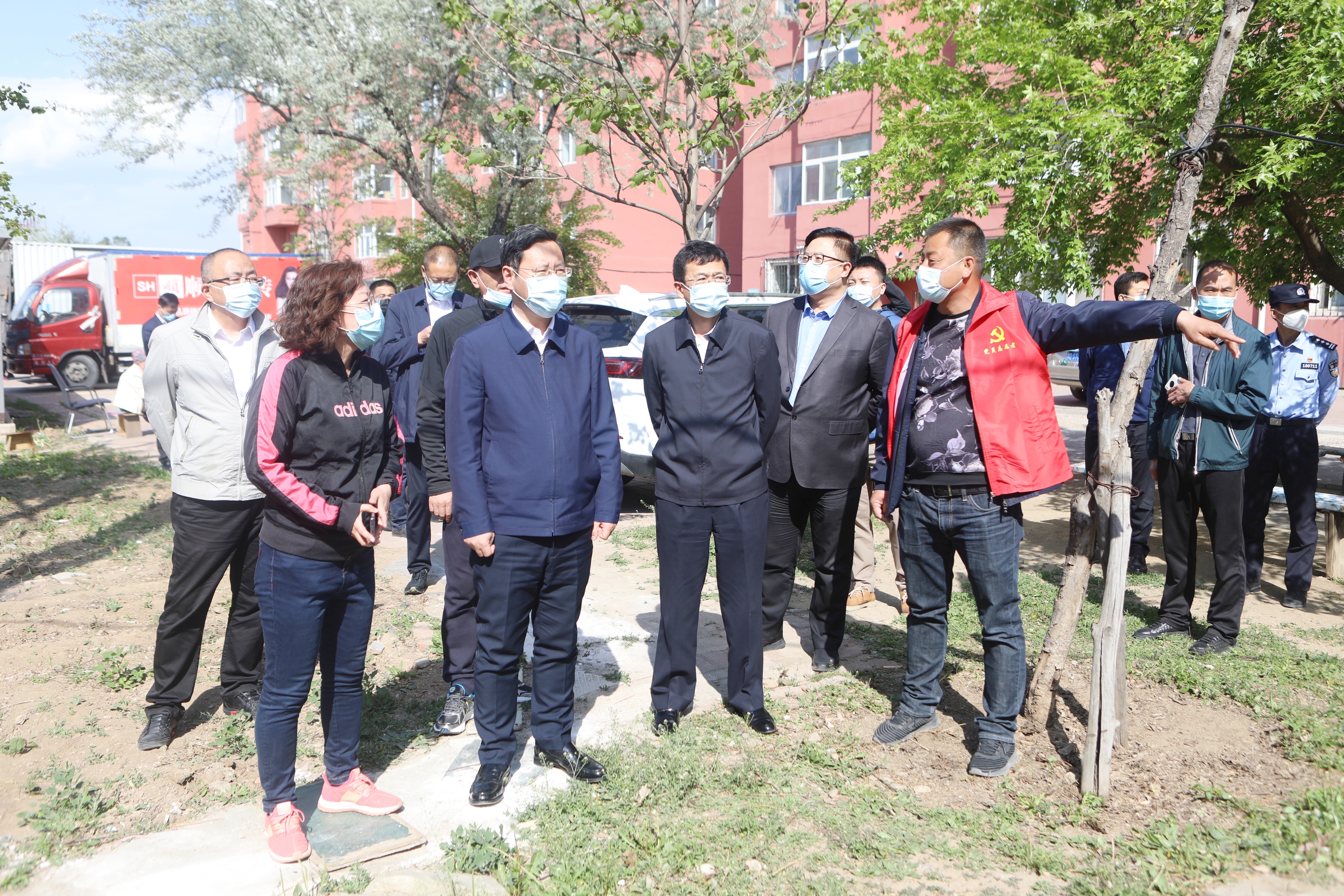 区委区政府主要领导调研散体楼和无物业小区有关工作