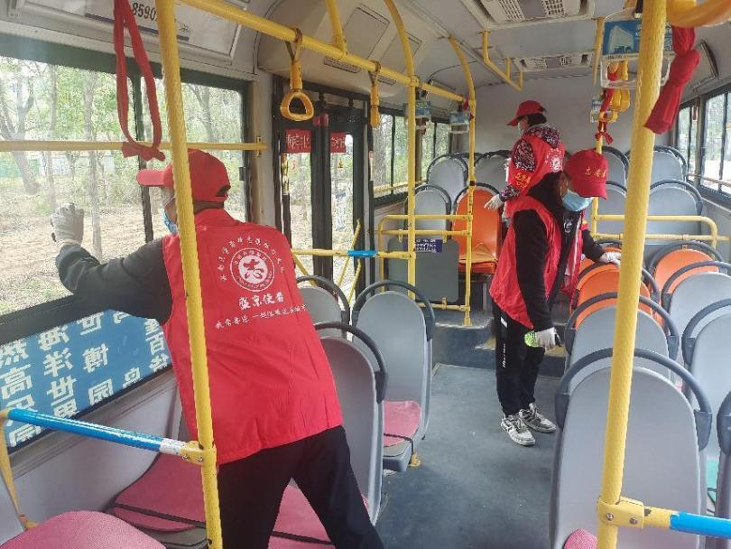 高坎街道开展清洁公共设施志愿服务活动