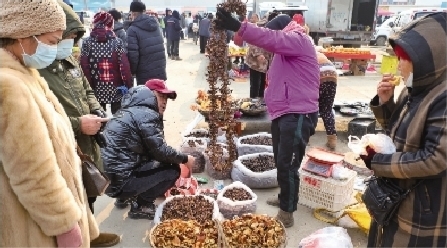 赶大集啦！乡间美食齐聚百年大集 祝家大集迁到原祝家粮库院内 记者探访热气...