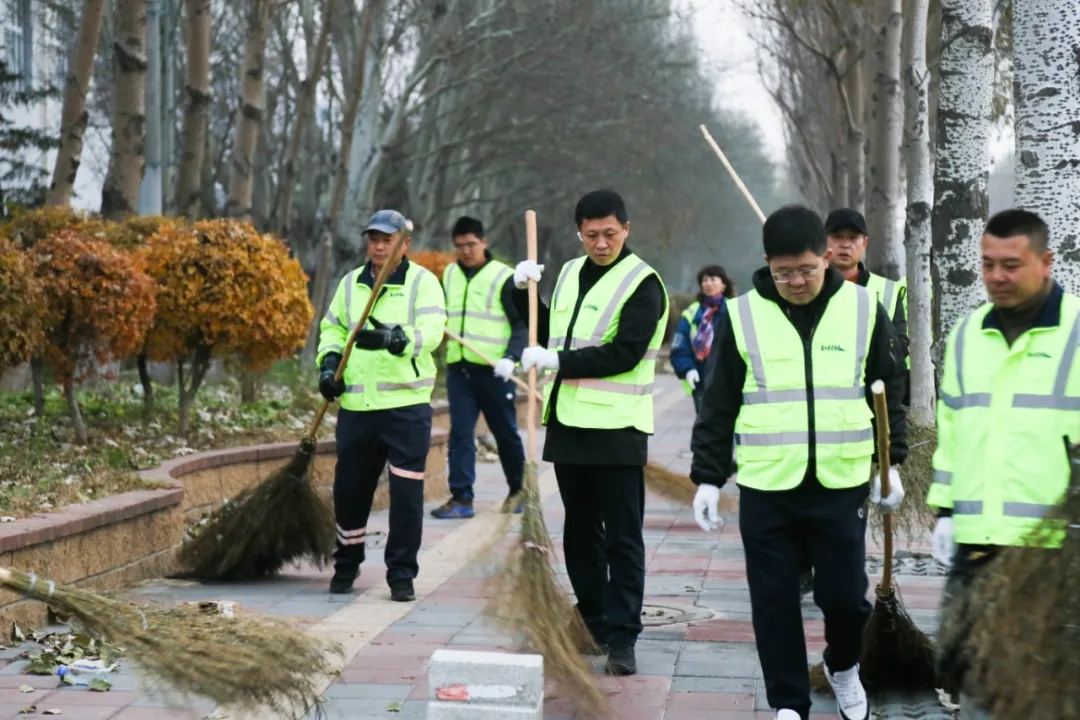 致敬城市美容师：浑南区开展“爱心替岗”环卫体验活动
