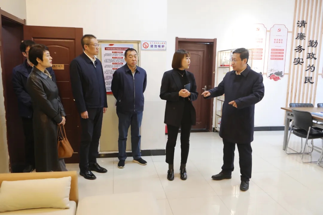 区委书记闫占峰调研党建工作