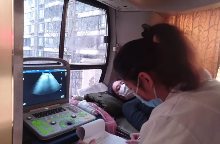 区卫生局开展“健康大篷车进社区”义诊活动